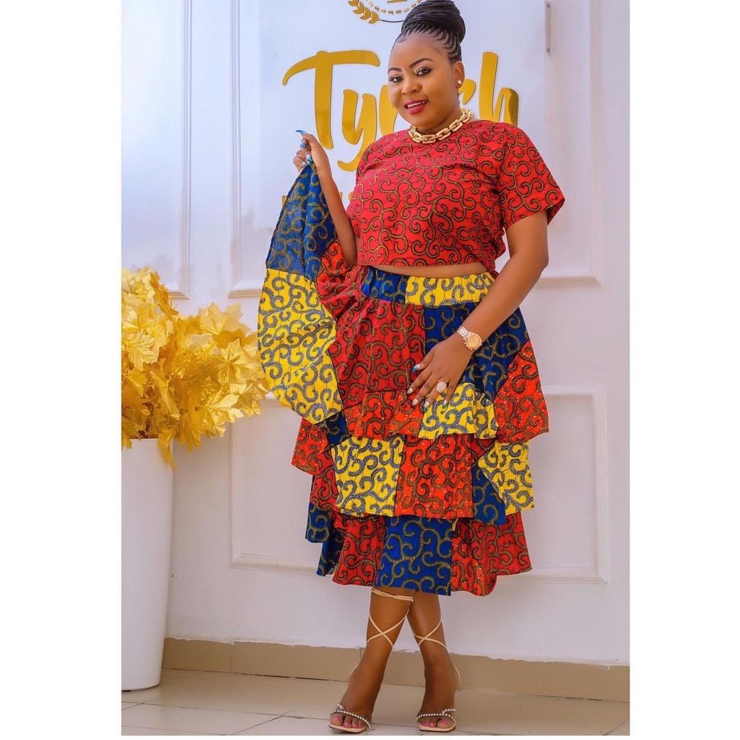 La jupe en wax, un indispensable de la garde robe féminine.