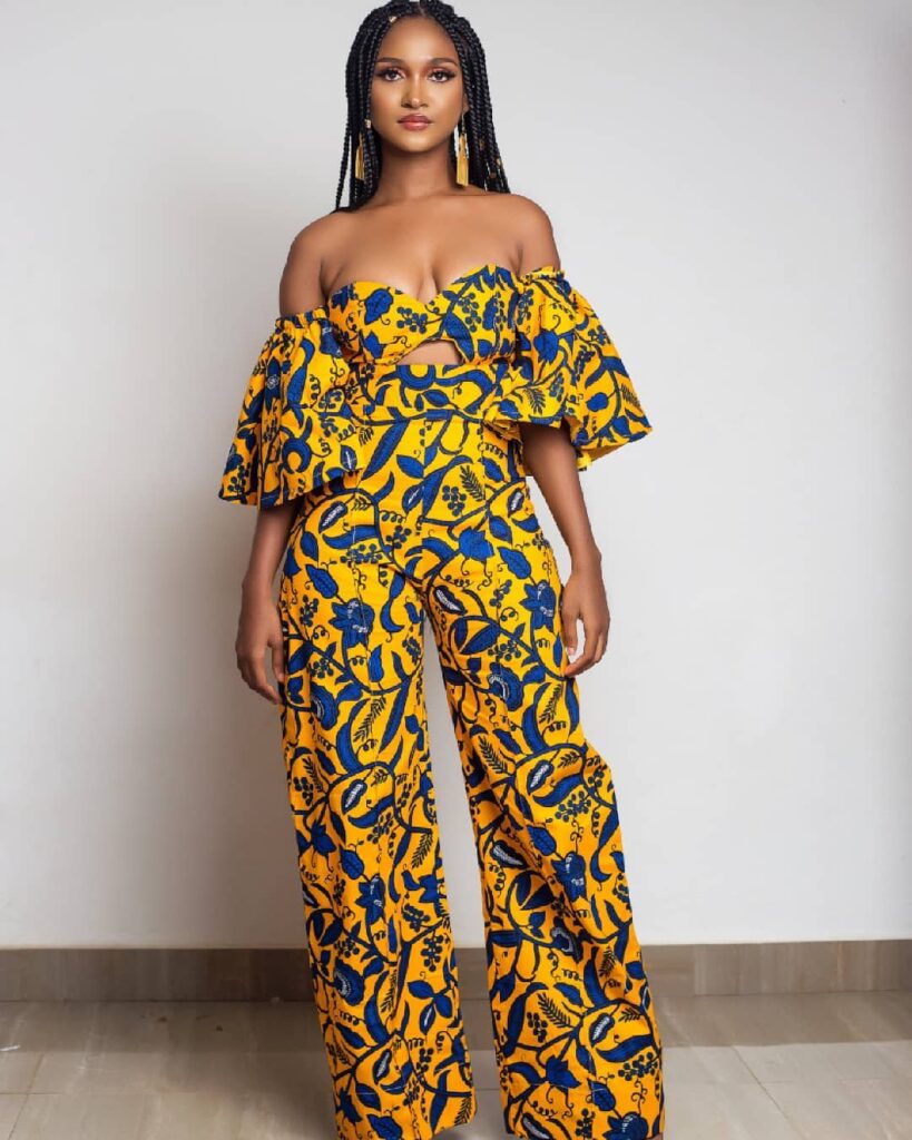 Porter la combinaison pantalon en pagne sans fashion faux pas
